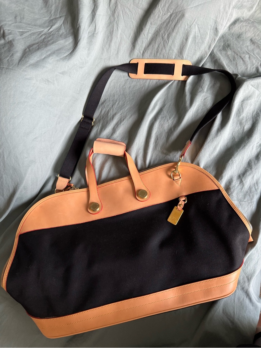 Like New Dooney and Bourke Classic Black and Tan Leather Women's Weekend Bag - Picture 12 of 12